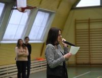 Pani Dyrektor ogłaszająca wyniki turnieju