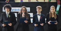 uczniowie prowadzący uroczystość