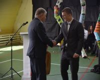 Wręczenie nagrody na najlepsze wyniki w nauce uczniowi II LO