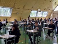 Maturzyści w sali egzaminacyjnej przed maturą