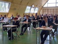 Maturzyści w sali egzaminacyjnej przed maturą