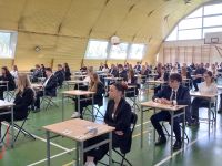 Maturzyści w sali egzaminacyjnej przed maturą