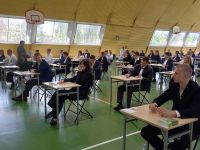 Maturzyści w sali egzaminacyjnej przed maturą