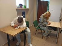 Uczenniowie podczas oddawania głosów