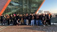 Grupa uczniów stojących przed Muzeum II Wojny Światowej