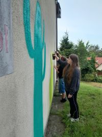 Młodzież podczas malowania