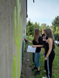 Młodzież podczas malowania