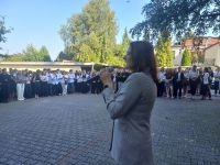 Pani Dyrektor Małgorzata podczas uroczystości rozpoczęcia roku szkolnego