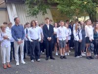 Społeczność szkolna podczas apelu