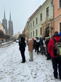 Uczniowie podziwiają widok na Stare Miasto