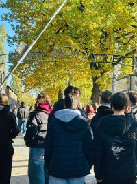 Uczniowie podczas zwiedzania obozu