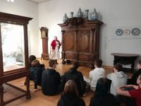 Uczniowie podczas wystawy