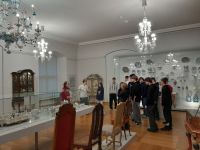 Uczniowie podczas wystawy