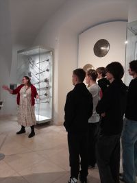 Uczniowie podczas wystawy