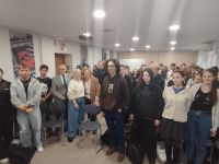 Uczniowie wraz z zaproszoną gościnią