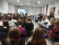 Uczniowie wraz z zaproszoną gościnią