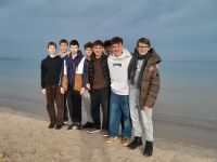 Uczniowie na tle morza