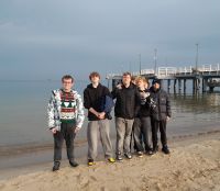 Uczniowie na tle morza