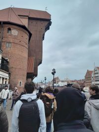 Uczniowie podczas zwiedzania w tle Wielki Żuraw