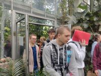 Uczniowie w palmiarni