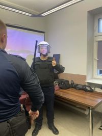 Uczniowie wraz z policjantami na komisariacie.