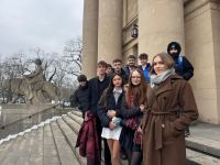 uczniowie przed teatrem