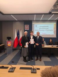 Uczniowie podczas I posiedzenia Młodzieżowej Rady Miasta