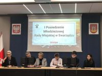 Uczniowie podczas I posiedzenia Młodzieżowej Rady Miasta