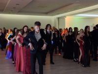 Uczniowie podczas balu studniówkowego