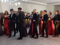 Uczniowie podczas balu studniówkowego