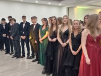 Uczniowie podczas balu studniówkowego