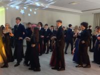 Uczniowie podczas balu studniówkowego