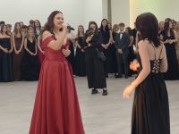 Uczniowie podczas balu studniówkowego