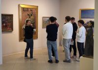 Uczniowie w galerii podczas zwiedzania