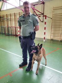 Funkcjonariusz z psem