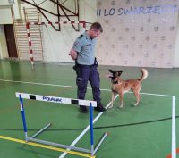 Funkcjonariusz z psem