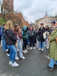 Uczniowie zwiedzający tereny Zamku Wawelskiego
