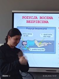 Uczennica podczas prelekcji