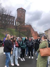 Uczniowie zwiedzający tereny Zamku Wawelskiego