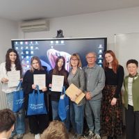 Laureaci konkursu wraz z pomysłodawczyniami i dyrektorem szkoły