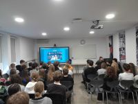 Społeczność szkolna podczas ogłaszania wyników