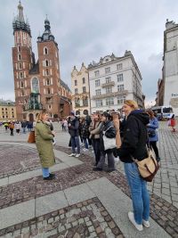 Uczniowie zwiedzający krakowski rynek