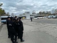 Uczniowie podczas zwiedzania na placu