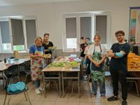 Nauczyciele i uczniowie przygotowujący pyszne kanapki