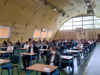 Uczniowie w sali gimnastycznej podczas egzaminu maturalnego