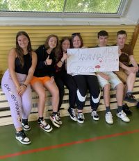 Uczniowie kibicujący swojej koleżance z klasy 1B