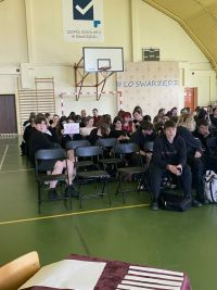Społeczność szkolna jako widownia podczas konkursu