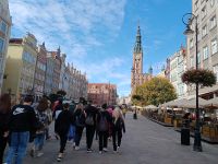 Uczniowie idą ulicą do pomnika Neptuna.