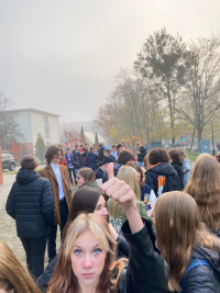 Uczniowie idący na spektakl