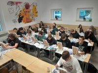 Klasa podczas zajęć plastycznych